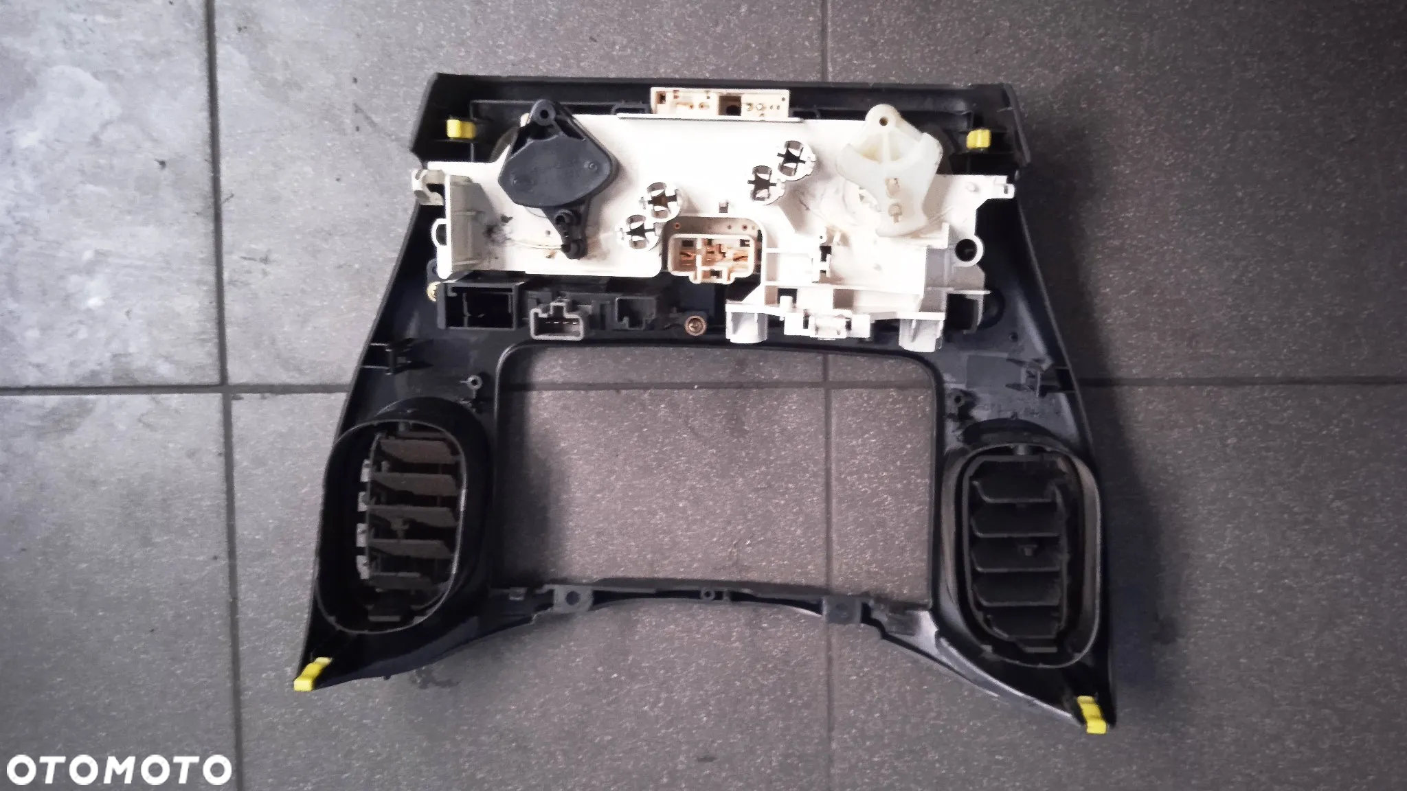 Panel środkowy nawiewu awaryjne kratki Toyota Yaris Verso - 2