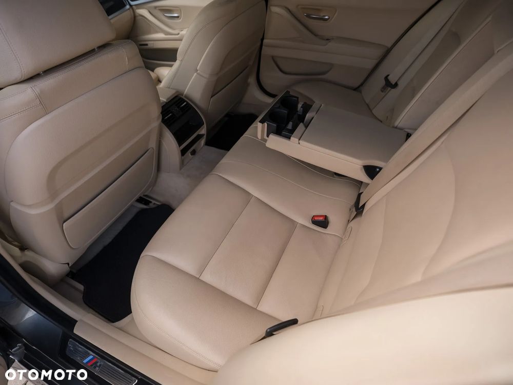 BMW Seria 5 528i Sport-Aut - 32