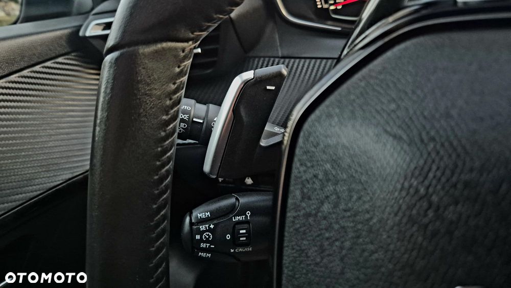 Peugeot 208 PureTech 100 EAT8 Allure - 26
