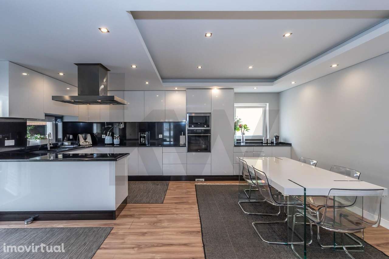 Moradia Isolada com 4 quartos, Garagem e Espaço Exterior - Algueirão - Grande imagem: 3/60