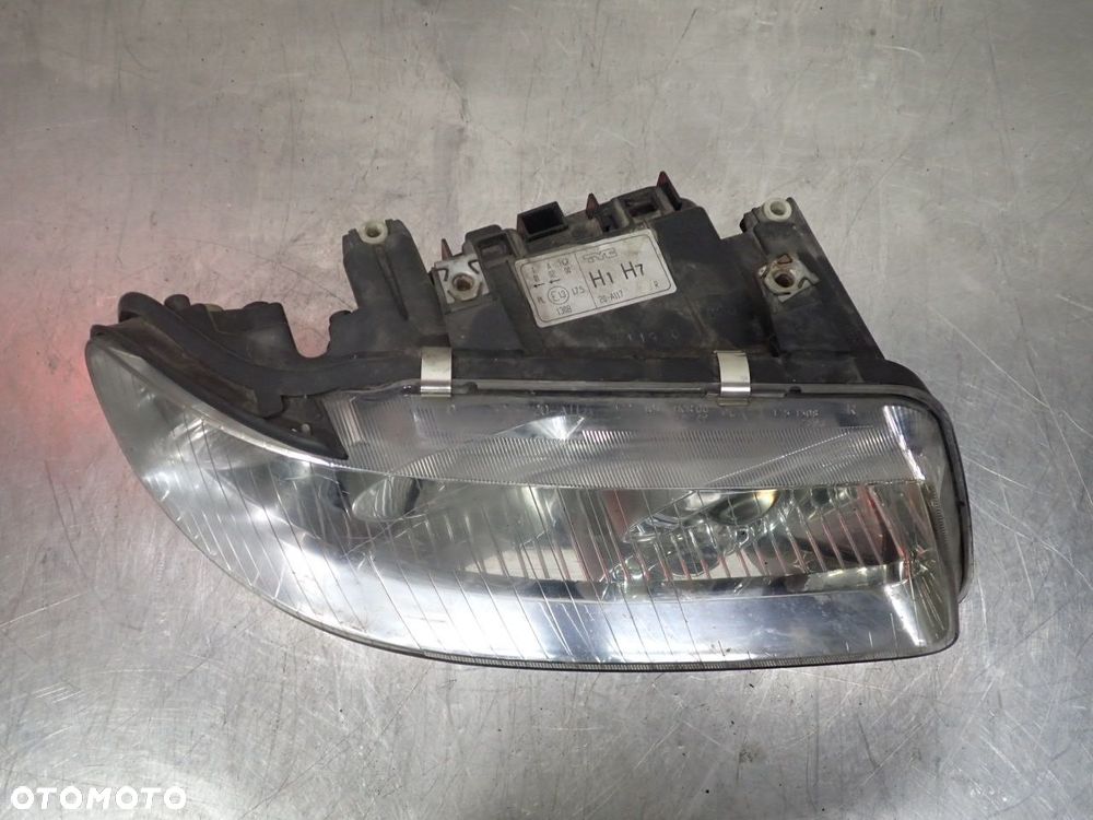 LAMPA PRAWA PRZEDNIA SOCZEWKA AUDI A3 8L - 2