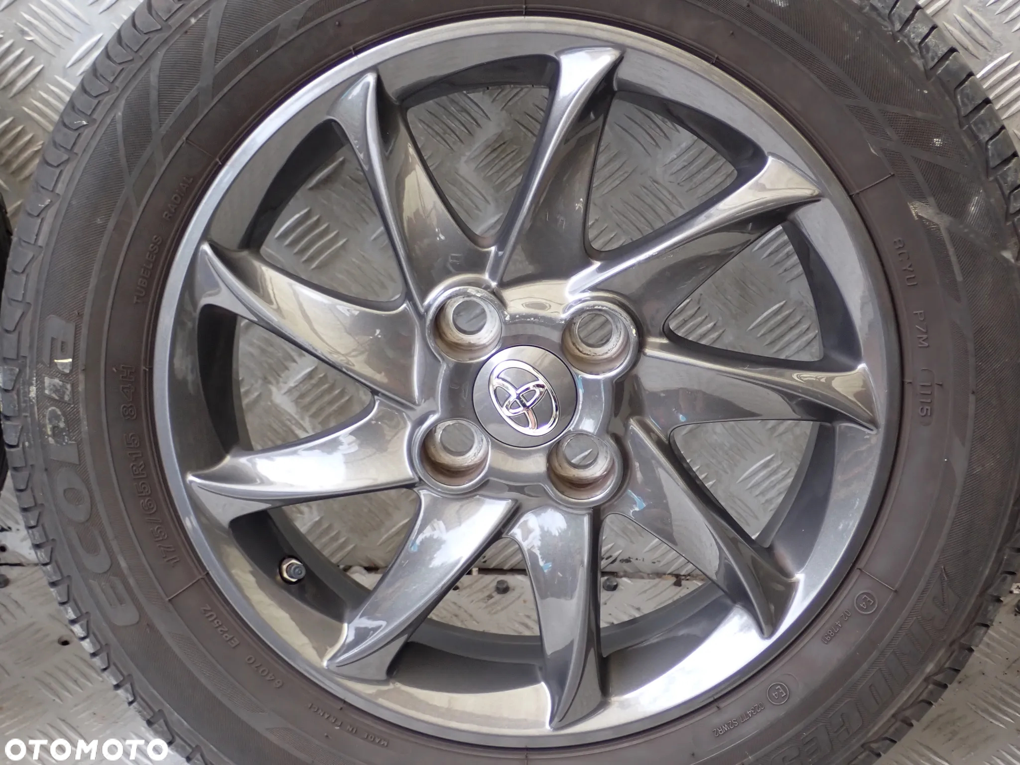 KOŁA FELGI ALUMINIOWE TOYOTA  5JX15 ET 39 4X100 PZ406-B067B Z OPONAMI ZIMA 175/65/15 1950 ZŁ - 6