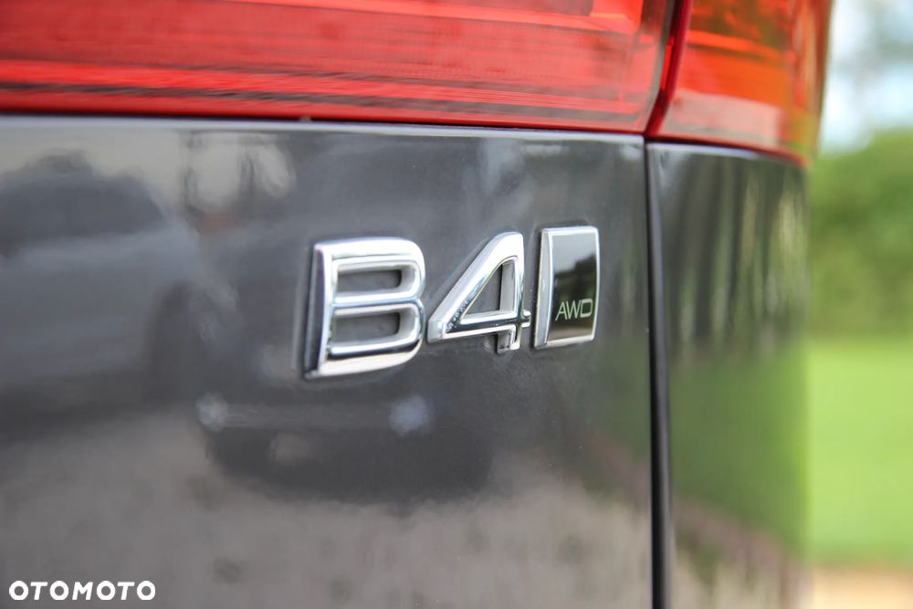 Volvo XC 60 B4 D AWD Plus Dark - 24