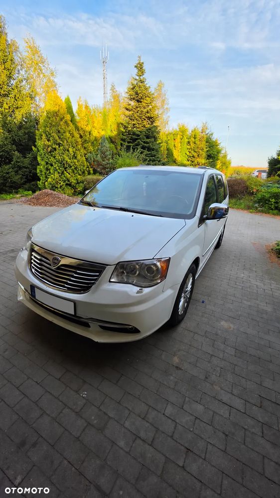 Lancia Voyager 2015 photo 4