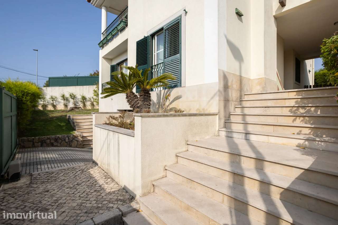 Moradia T4 em Oeiras com Jardim e Garagem | ACEITA PERMUTA - Grande imagem: 2/33
