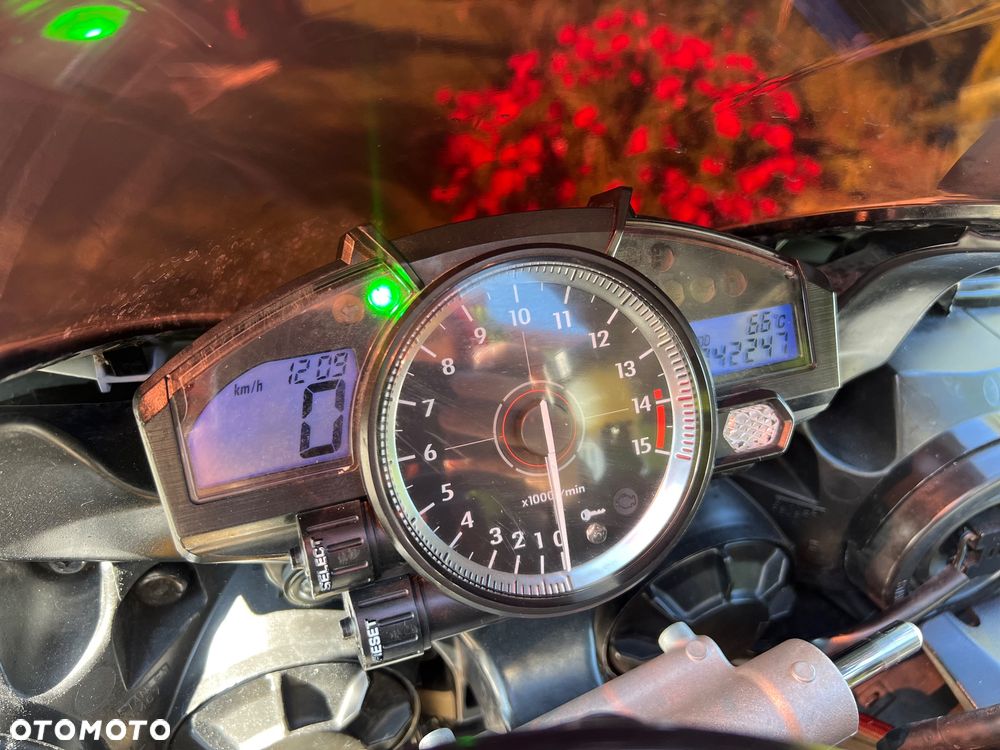 Yamaha R1 - 32