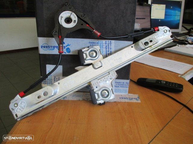 Elevador Sem Motor 8A61A23200001 FORD FIESTA 2010 5P FE FORD FIESTA 6 FASE 1 2012 1.4TDCI 71CV 5P BRANCO FESQ FORD FIESTA 6 FASE 1 2010 1.6TDCI 90CV 5P PRETO FE - 1