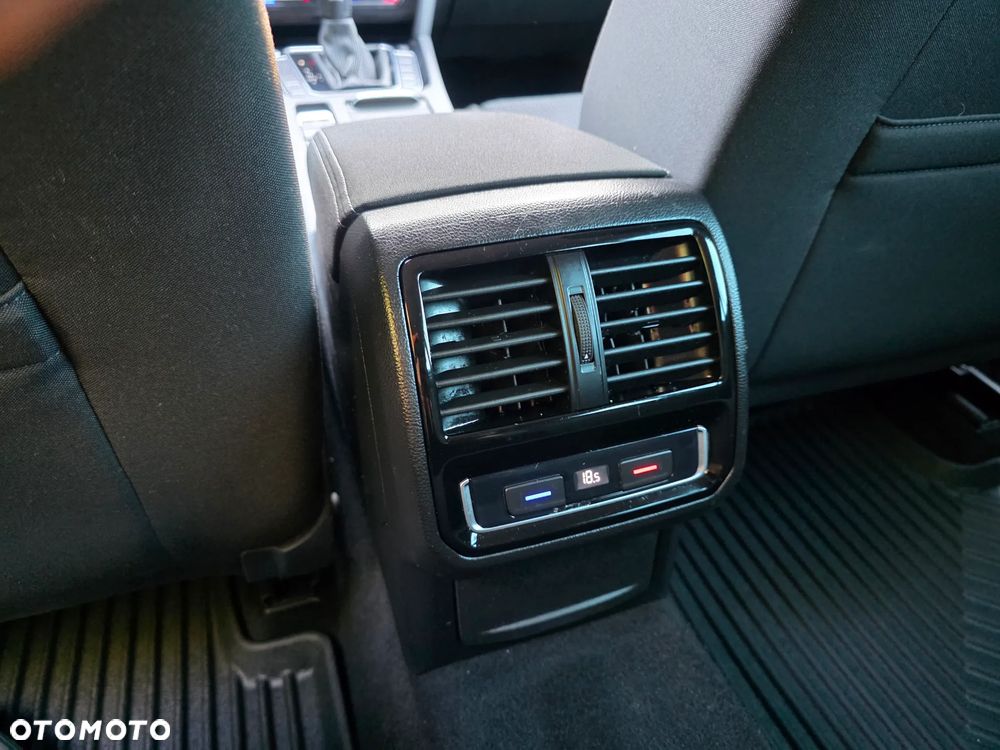 Volkswagen Passat 2.0 TDI SCR DSG Business - 32