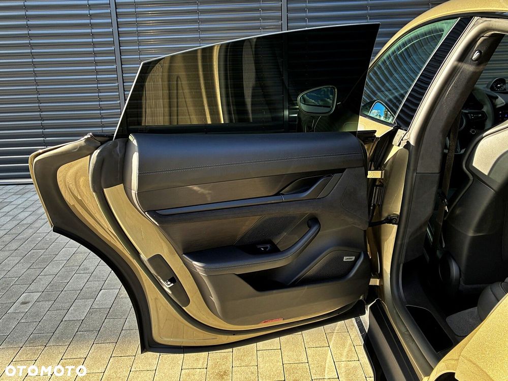 Porsche Taycan - 32