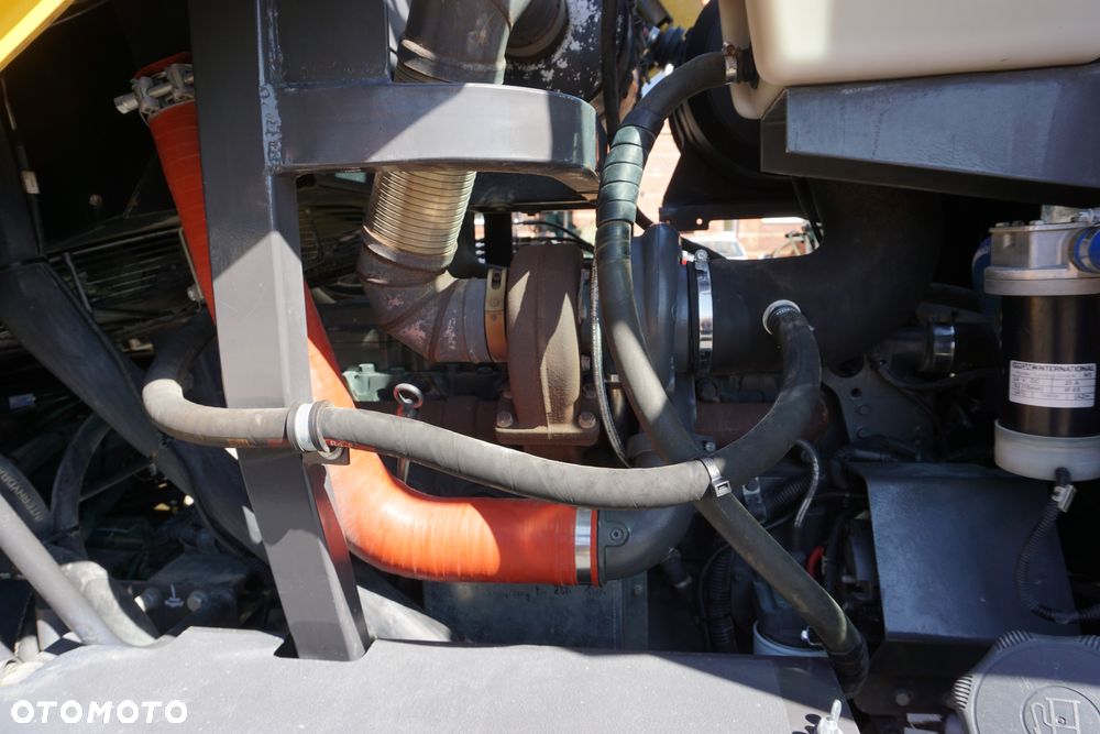 New Holland F 106.7A - 17