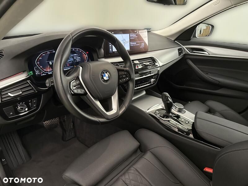BMW Seria 5 520i mHEV - 10