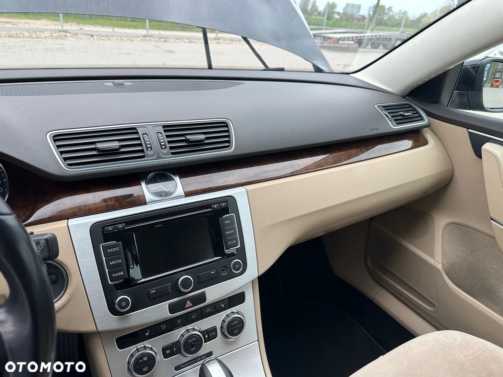 Volkswagen Passat - 12