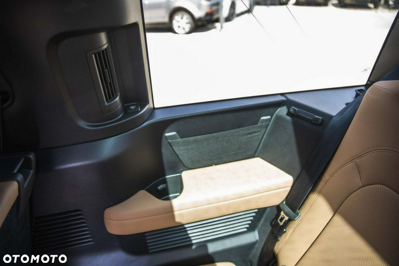 Land Rover Defender - 22
