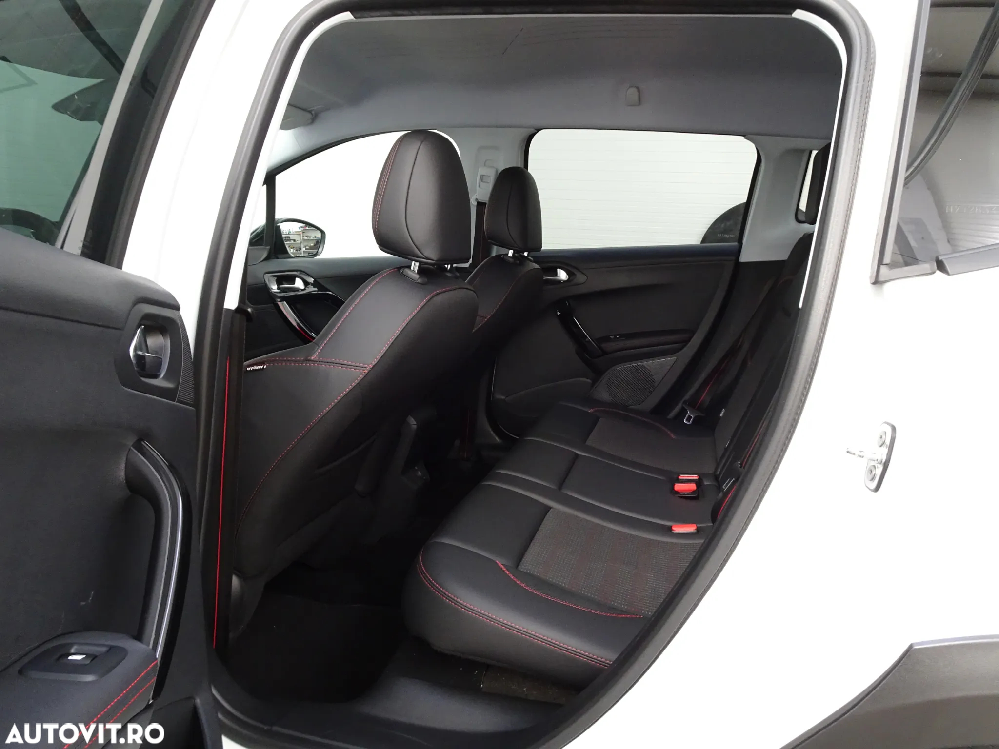 Peugeot 2008 1.2 L PureTech STT GT Line - 18