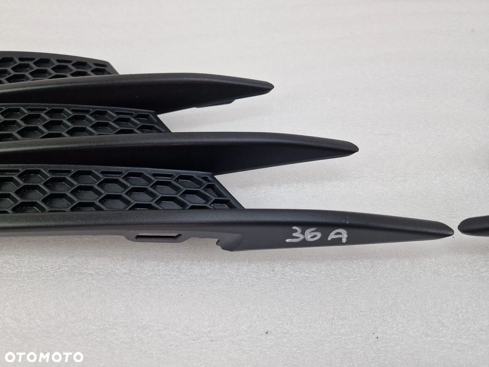 VW E-GOLF / GOLF VII 7 5GE 16- LEWA / PRAWA KRATKA BOCZNA ZDERZAKA PRZEDNIEGO PRZÓD , NR 5GE853666D / 5GE853665D , NR AUKCJI E/36 - 2