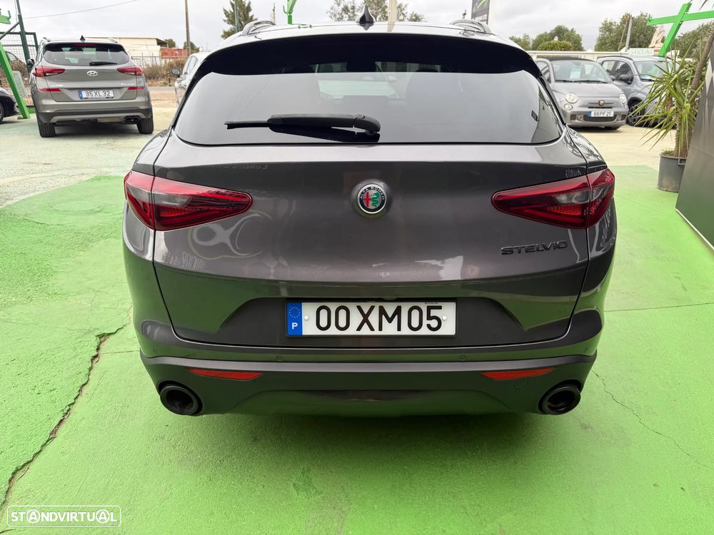 Alfa Romeo Stelvio 2.2 D B-Tech AT8 - 8