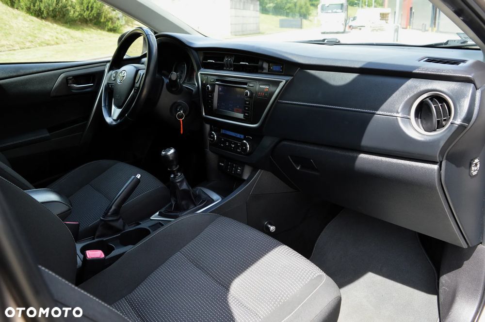 Toyota Auris 1.6 Premium + - 10