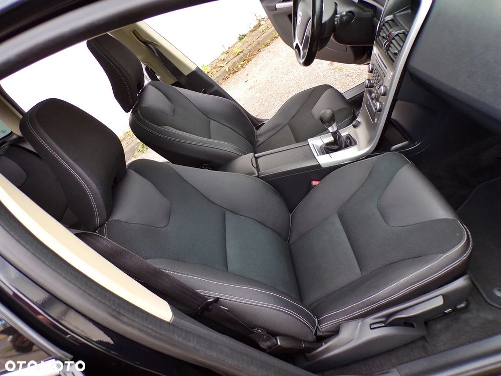 Volvo XC 60 D5 AWD Momentum - 24