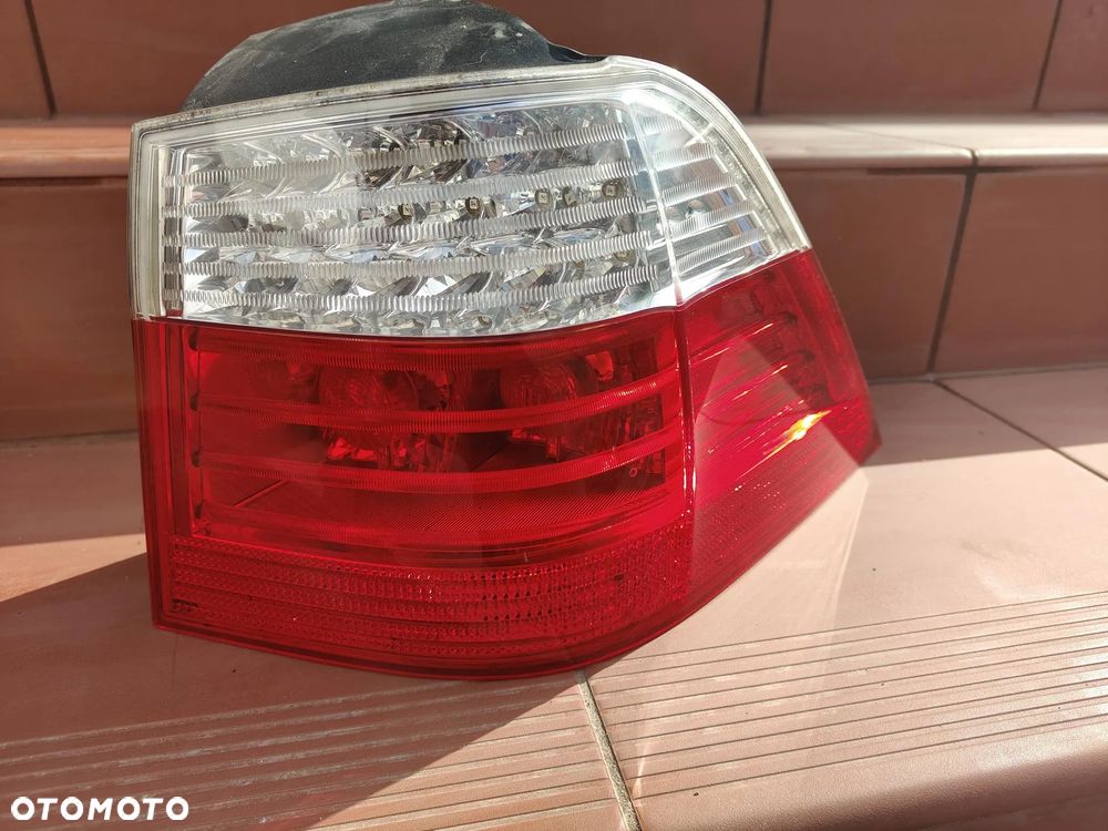 BMW E61 Lift Lci 5 kombi Lampa Tylna W Błotnik Prawa Polift Igła - 4