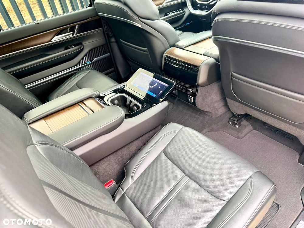 Jeep Grand Wagoneer - 34