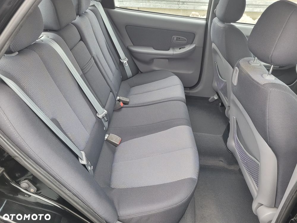 Hyundai Elantra 2.0i GLS - 13