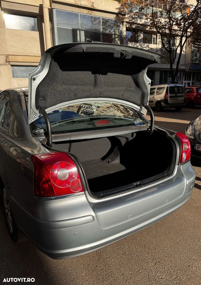 Toyota Avensis 1.6 Comfort - 38