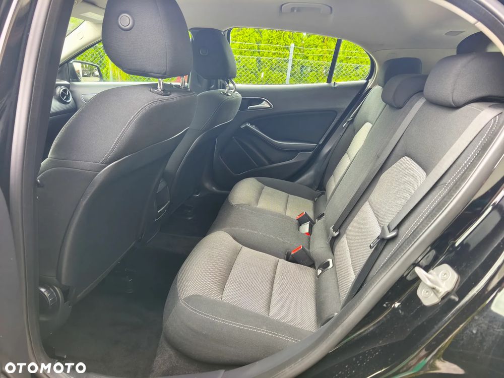 Mercedes-Benz GLA 180 Urban - 17