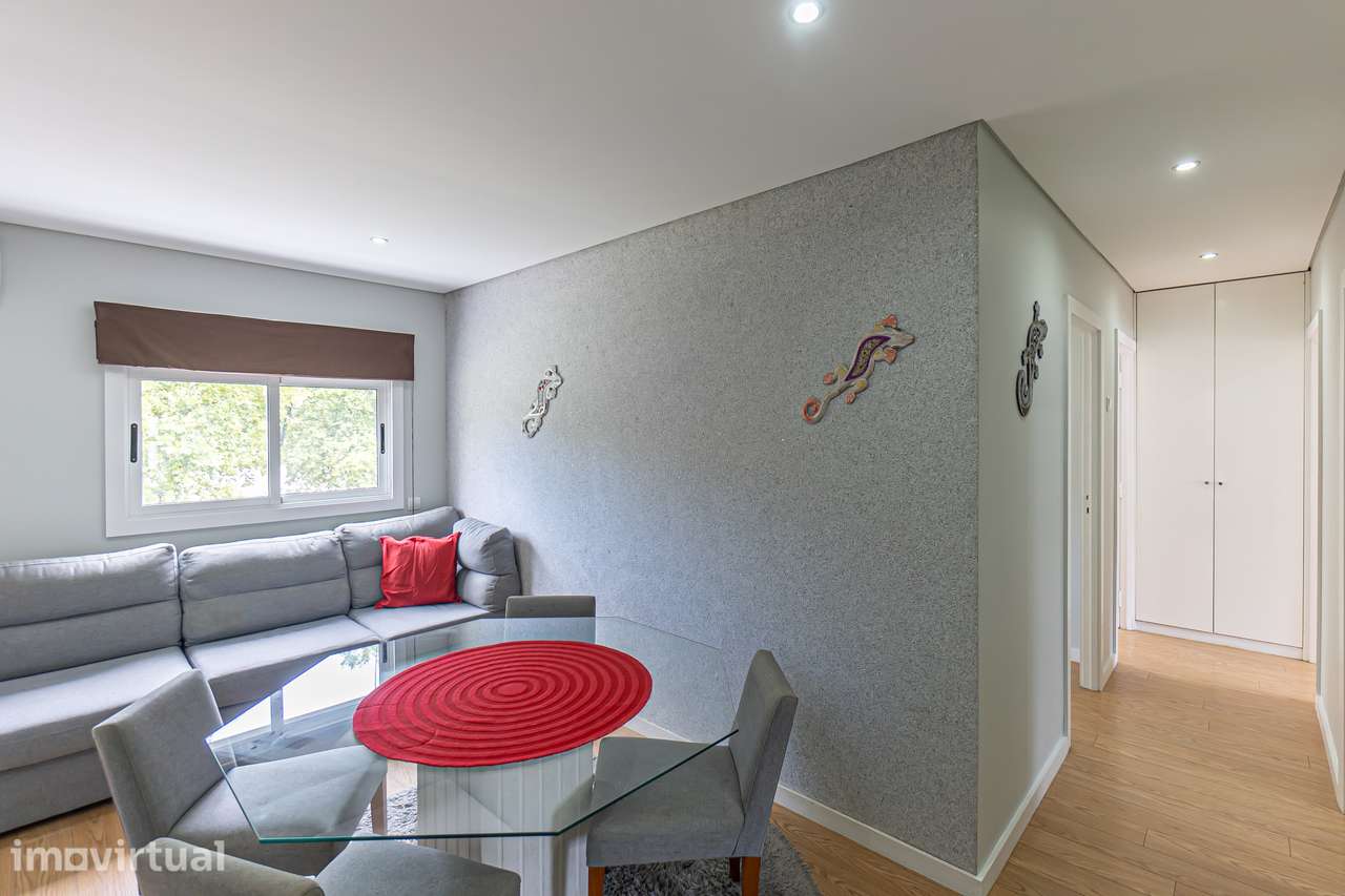 Apartamento T3 totalmente remodelado com garagem fechada e arrumo - Grande imagem: 4/19