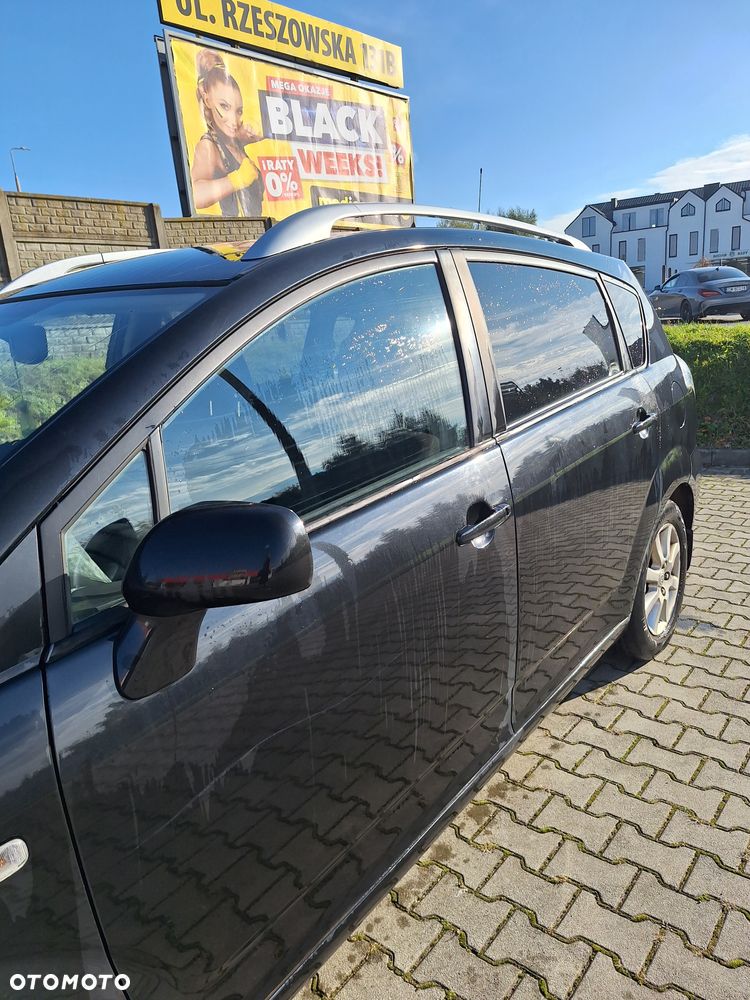 Toyota Corolla Verso 2.2 D-4D Gold - 3