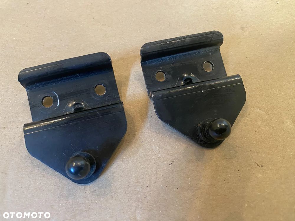 Mocowanie zaczepy siłowników klapy Microcar M.Go 2010r. - 2