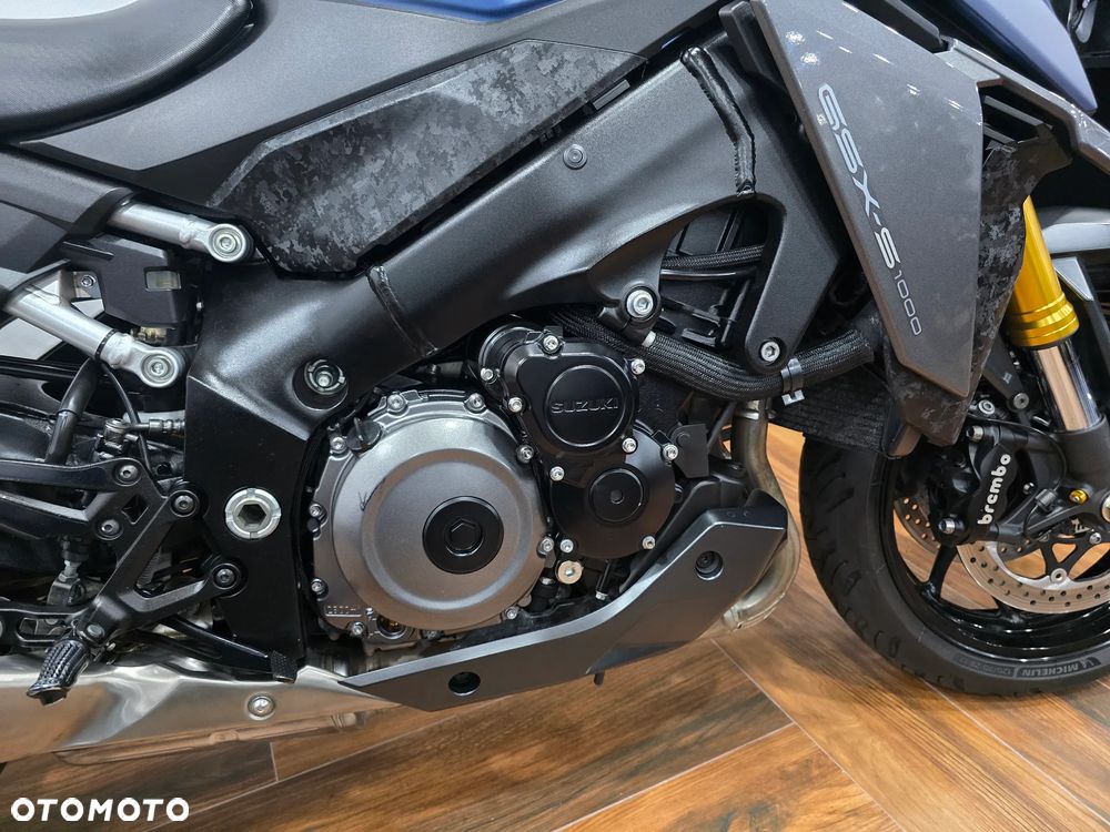 Suzuki GSX - 17