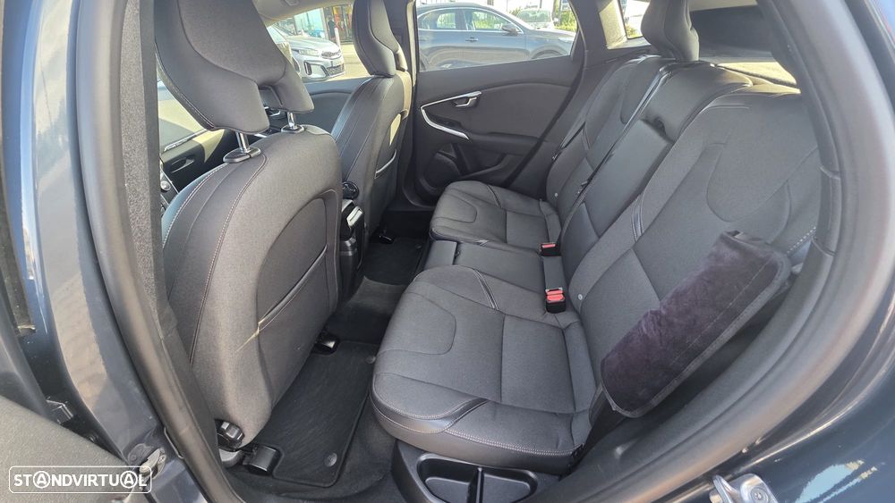 Volvo V40 2.0 D3 Momentum Geartronic - 13