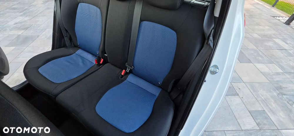 Hyundai i10 1.1 FIFA WM Edition - 16