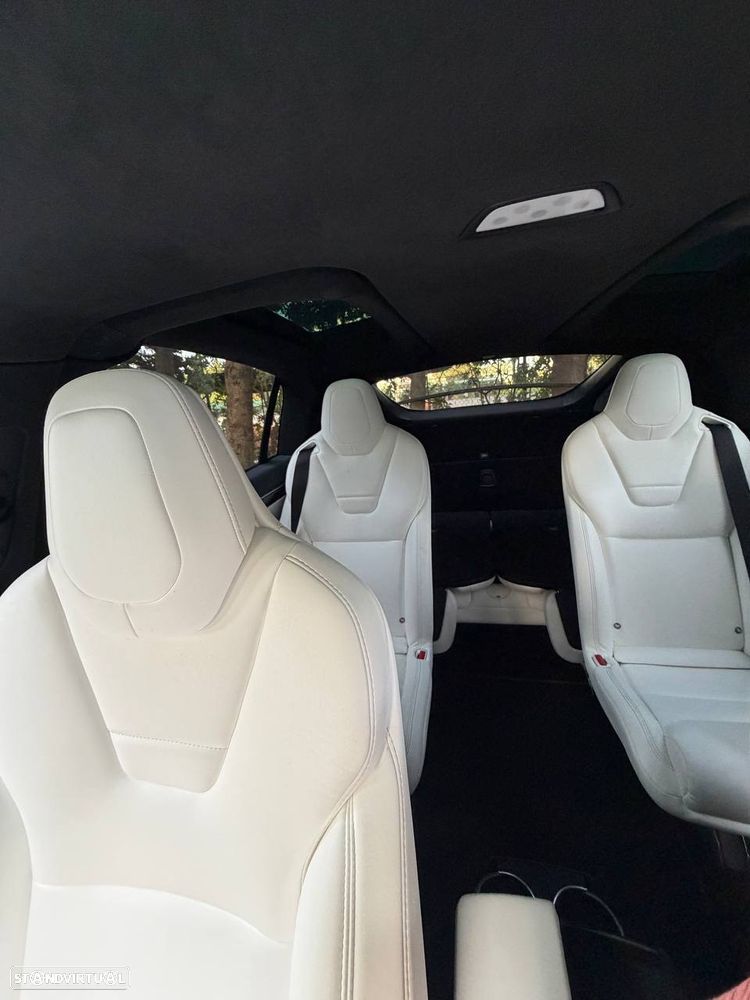 Tesla Model X - 13