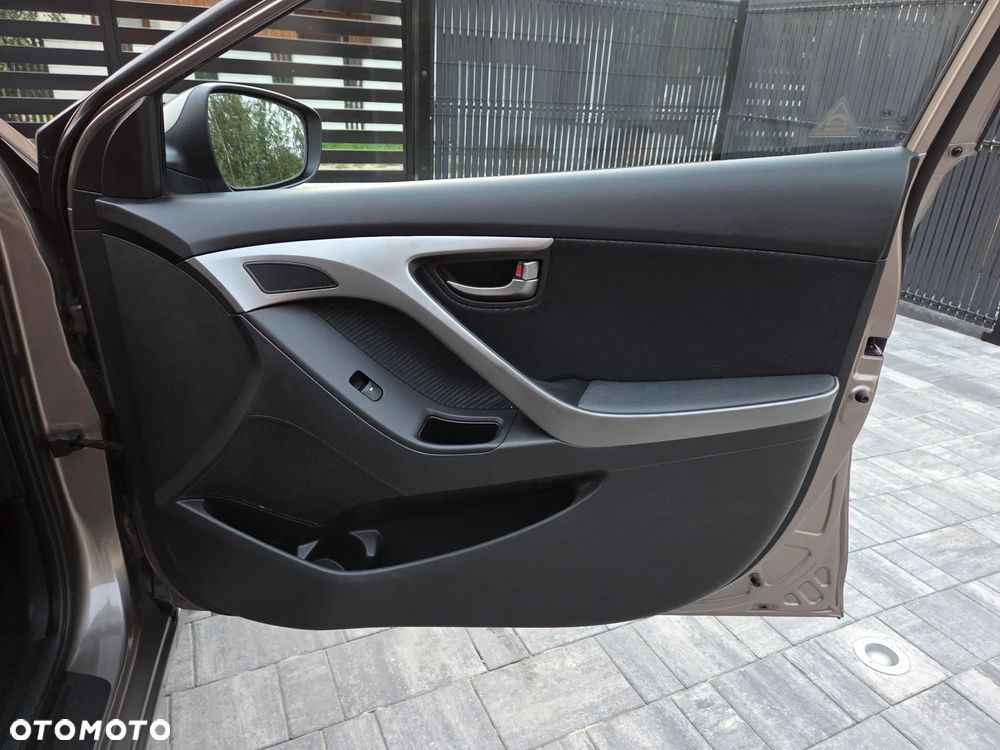 Hyundai Elantra 1.6 Comfort - 25
