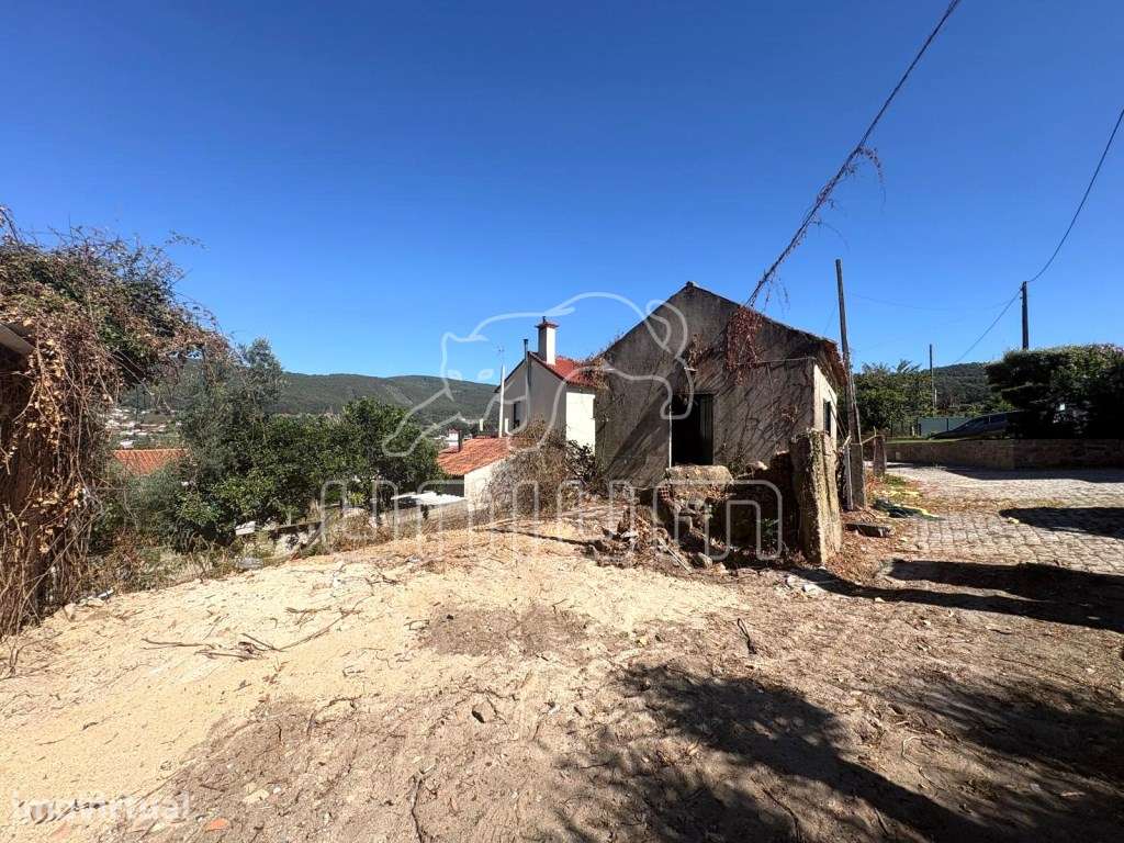 MORADIA PARA RECUPERAR COM 785 M² DE TERRENO | FRAGOSO - Grande imagem: 3/8