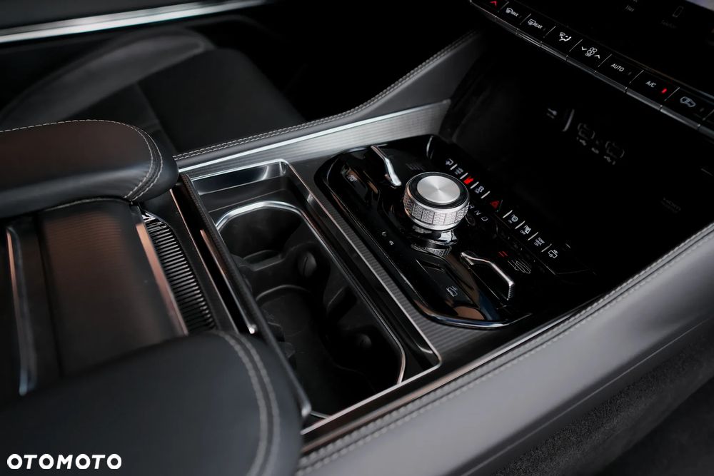 Jeep Grand Wagoneer - 29