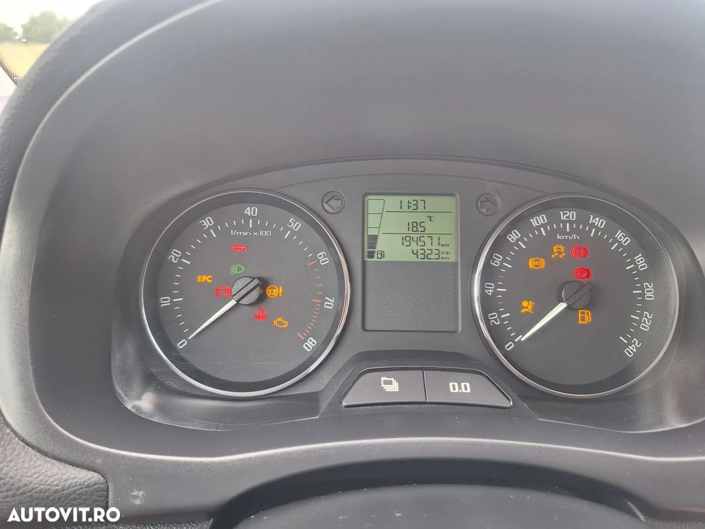 Skoda Fabia 1.2 HTP Ambiente - 17