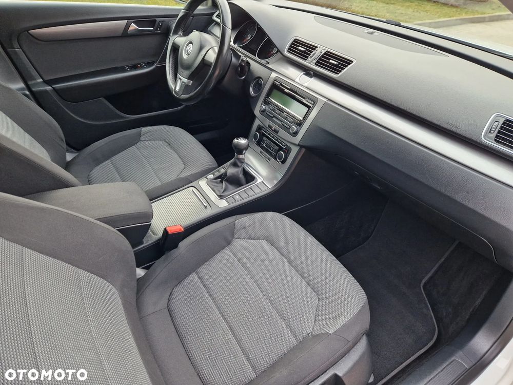 Volkswagen Passat - 36