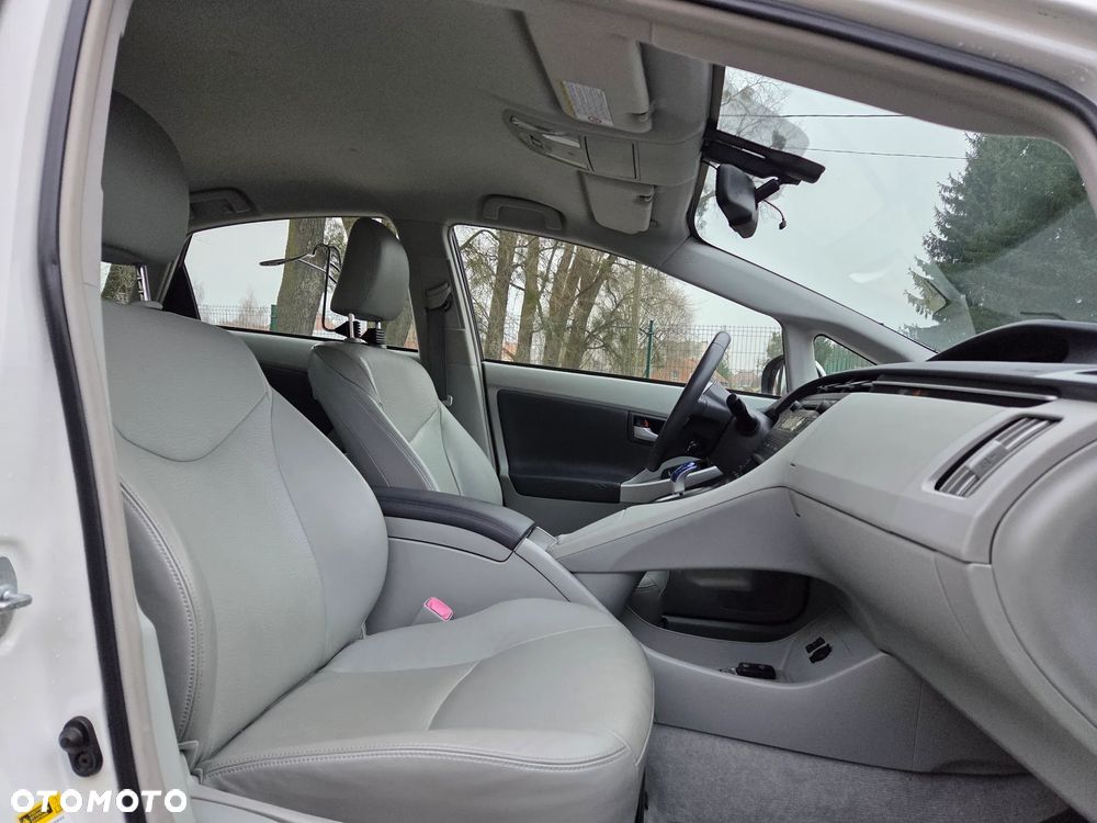 Toyota Prius (Hybrid) Executive - 5