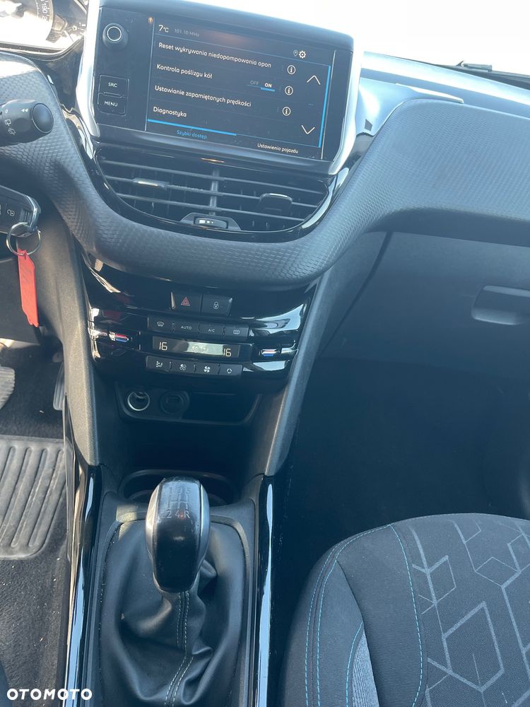 Peugeot 2008 BlueHDi 100 STOP & START Signature - 11