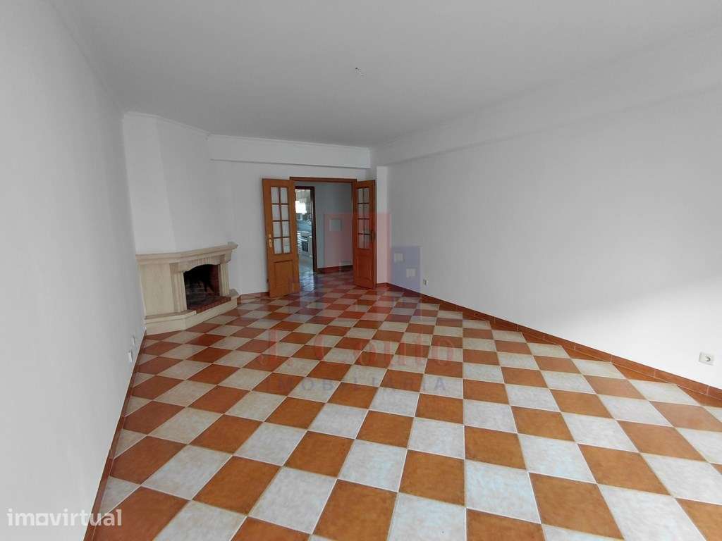 Apartamento T2 com espaço de garagem em Caldas da Rainha - Grande imagem: 2/17
