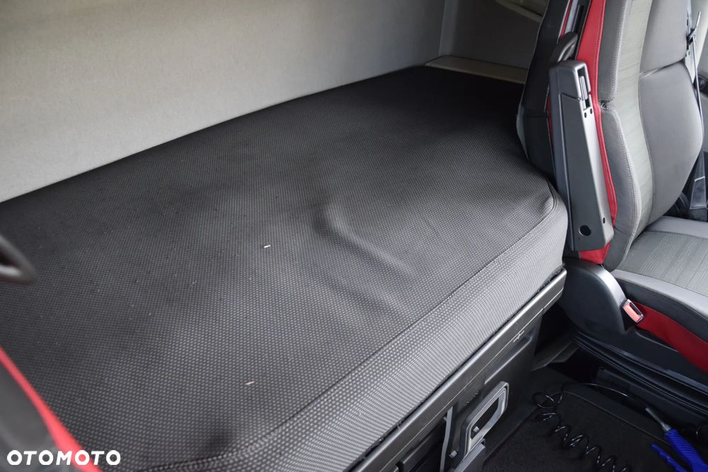 Volvo FH500 / EURO 6 / KLIMATYZACJA POSTOJOWA / ACC / LEDY / 2 ZBIORNIKI / FULL SPILERY / SERWISOWANY / SPROWADZONY - 32