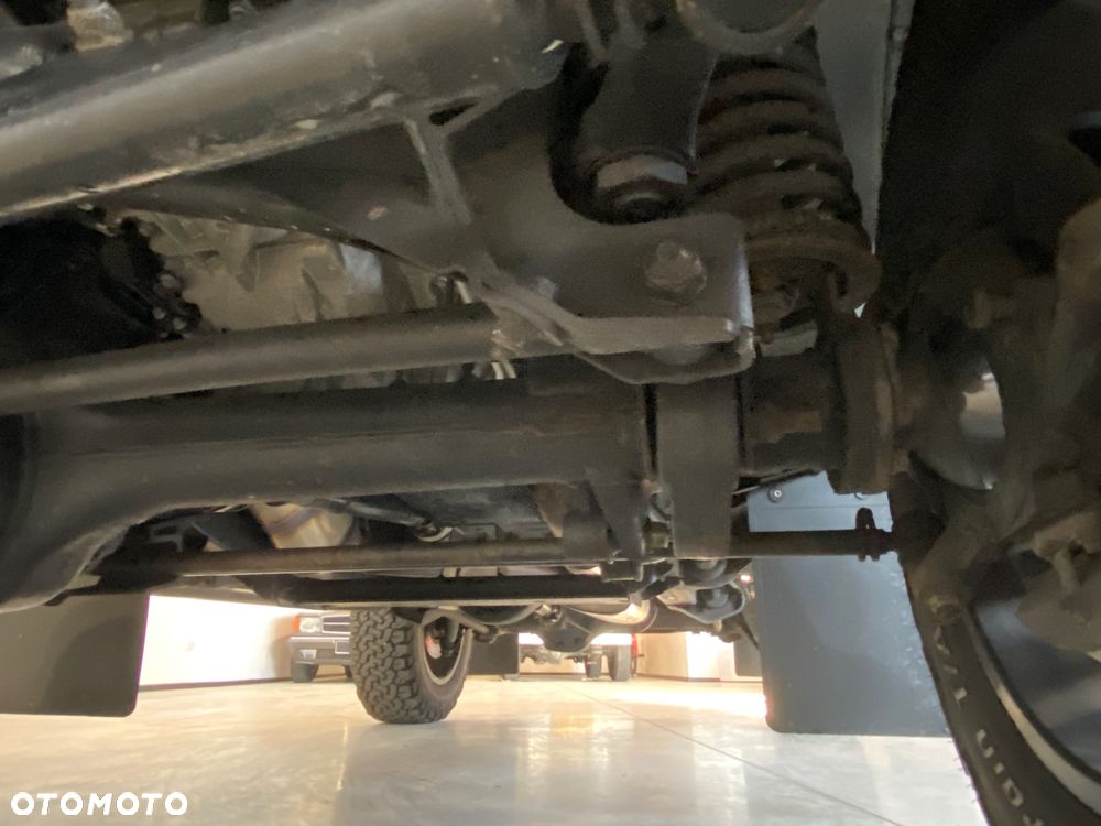 Land Rover Defender - 41