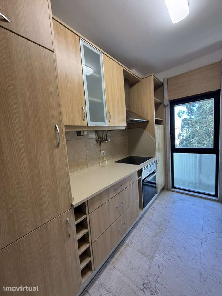 T3 com Suite, Varanda Parqueamento S. D. de Benfica – A 500m do Metro - Grande imagem: 2/20