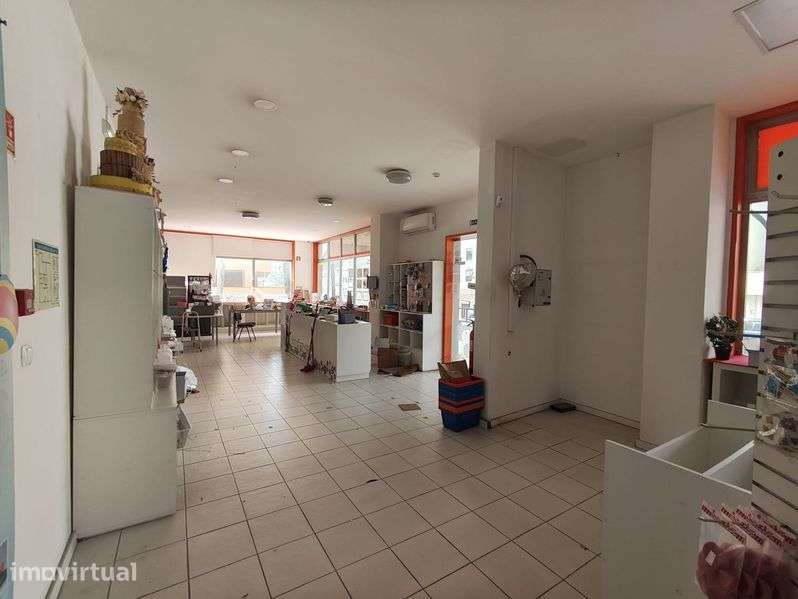 Loja 520m2, em dois pisos, 3 lugares de garagem - Grande imagem: 5/12