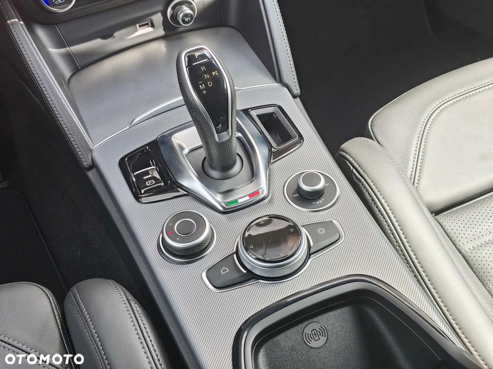 Alfa Romeo Stelvio - 16