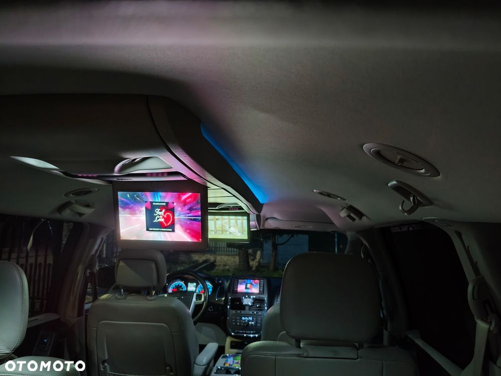 Chrysler Town & Country - 8