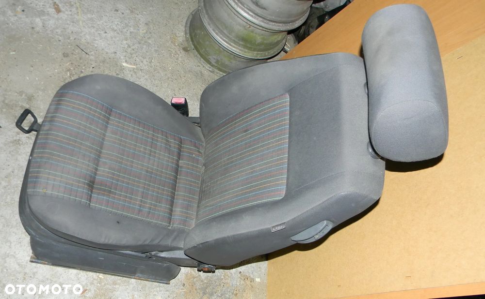 fotel lewy VW POLO 9N IV 6Q 3D EU - 2