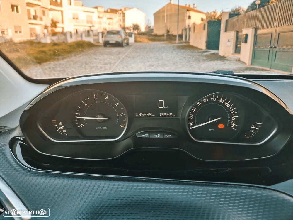 Peugeot 2008 1.2 PureTech Style - 8